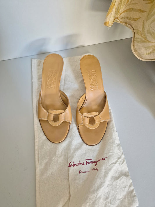 Salvatore ferragamo leather kitten heels UK 4